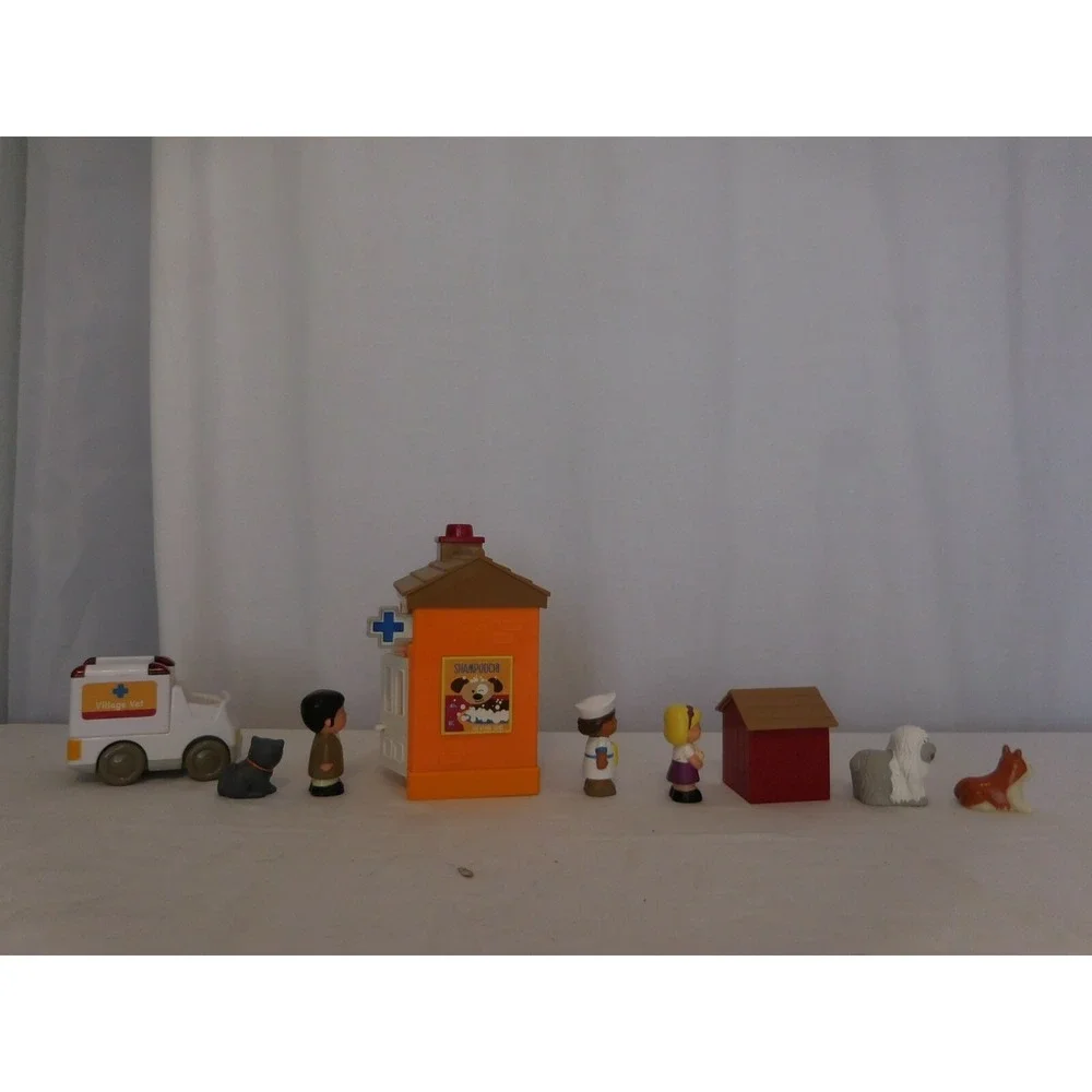 Step 2 Main Street Village Town Little People Pet Vet Clinic w Nurse Ambulance +